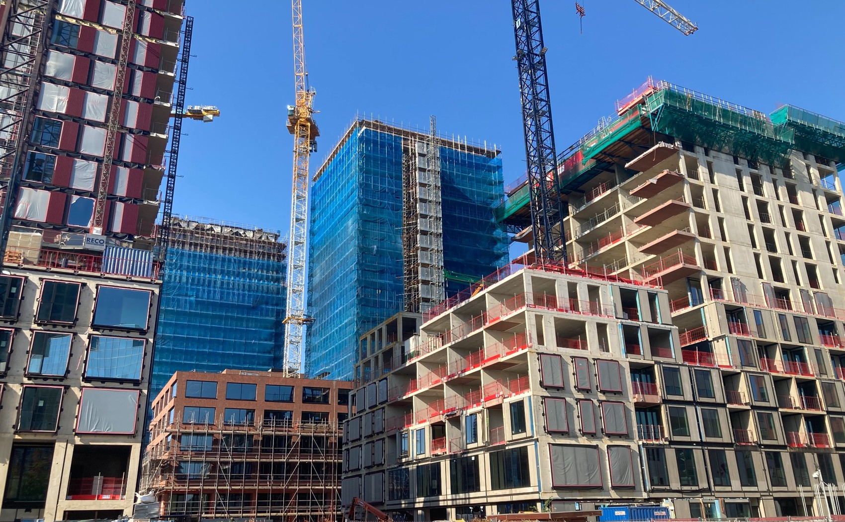 Complex bouwproject met meerdere bouwdelen en bouwkranen